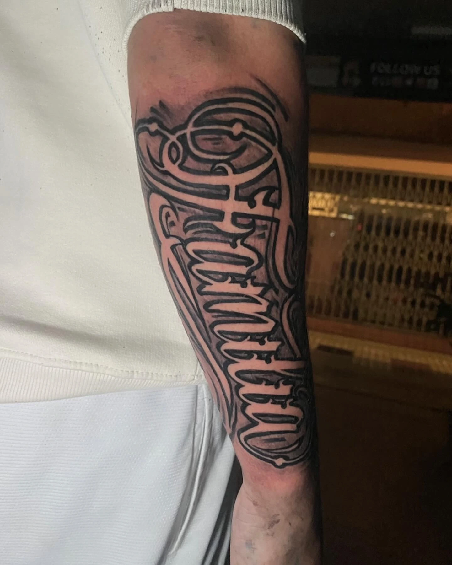 'Familia' calligraphic chicano forearm script with internal tone fill