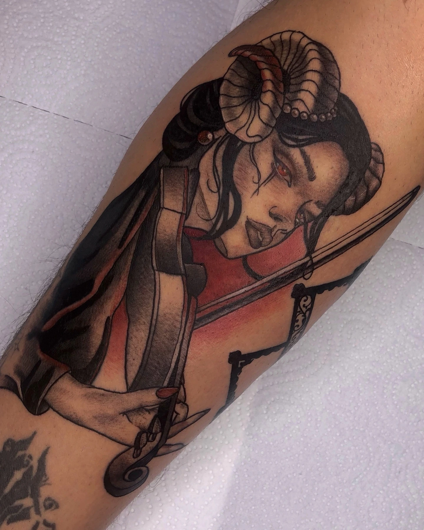 Hannya/oni woman with ram horns, holding katana, red kimono