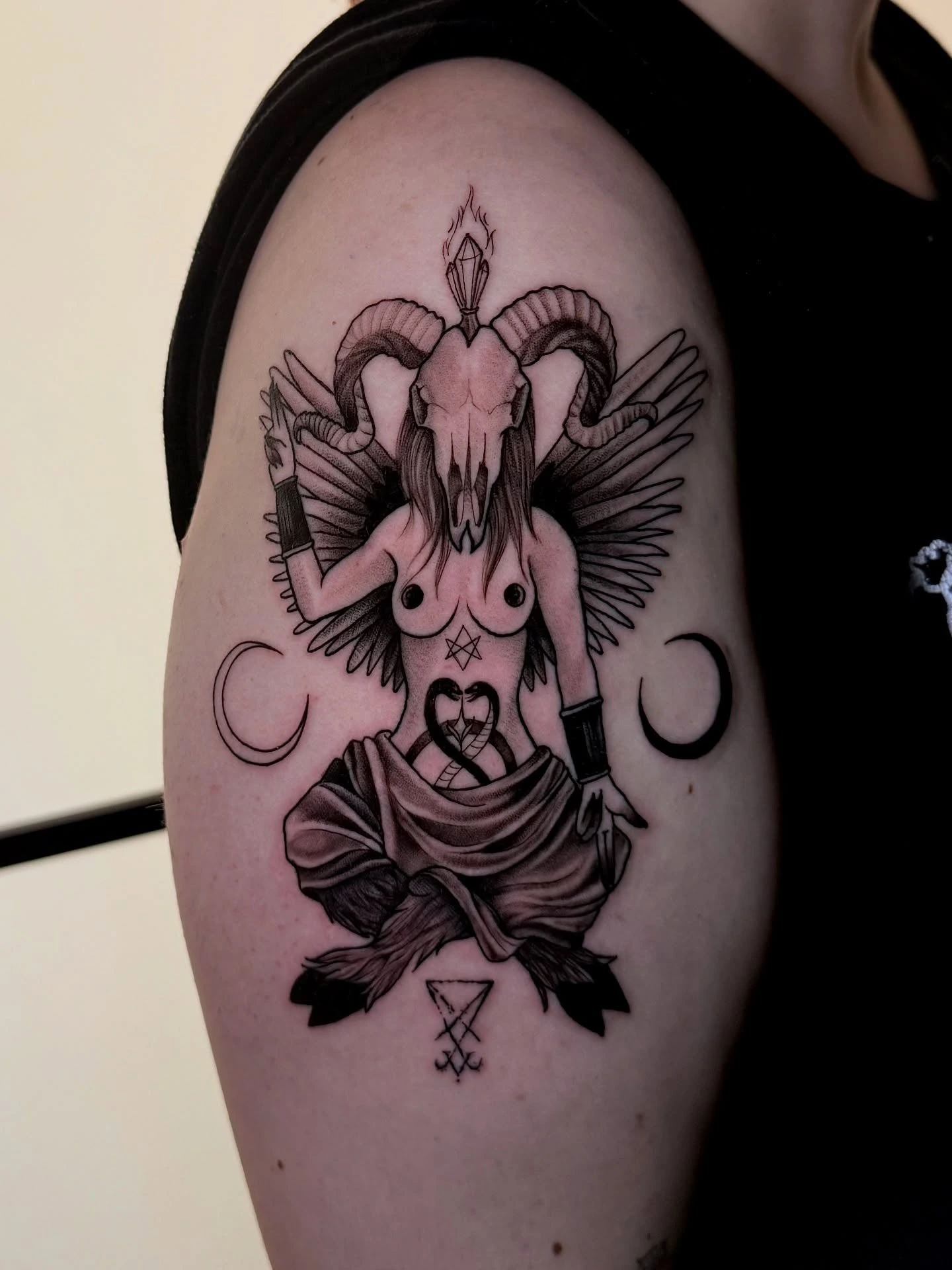 Baphomet/horned ram-skull demoness with pentagram and Lucifer sigil