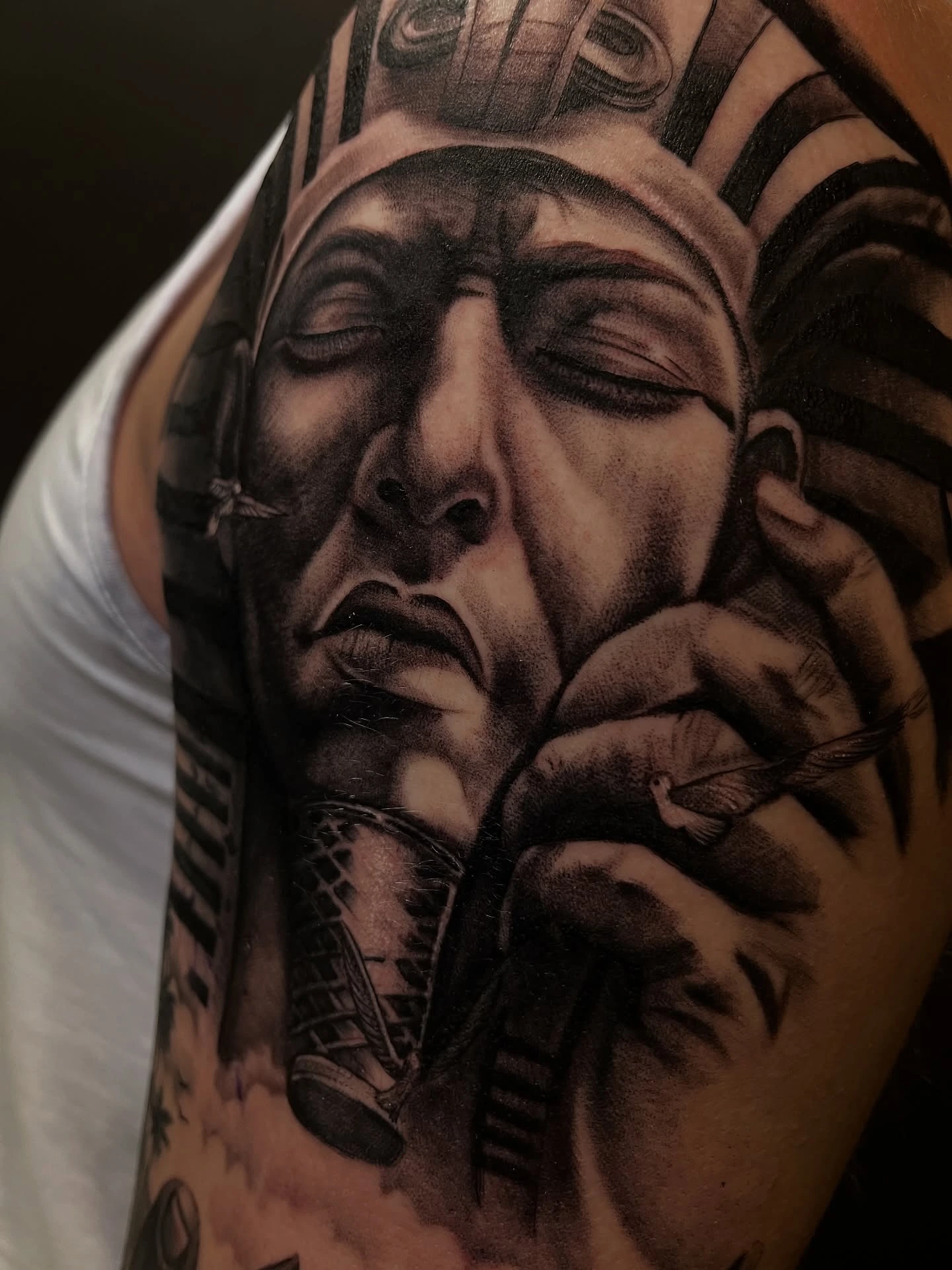 Pharaoh / Tutankhamun bust with hand-of-Horus and pyramid scene
