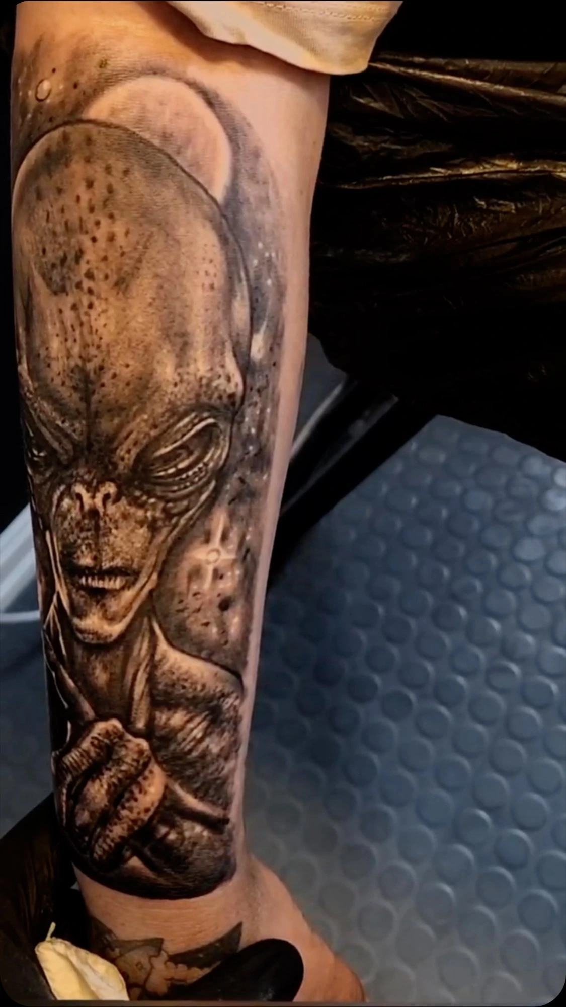 alien Grey portrait with hand pointing, forearm/leg sleeve