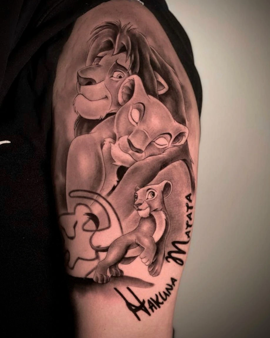 Lion King (Mufasa + Sarabi + Simba) Disney cartoon with 'Hakuna Matata' lettering