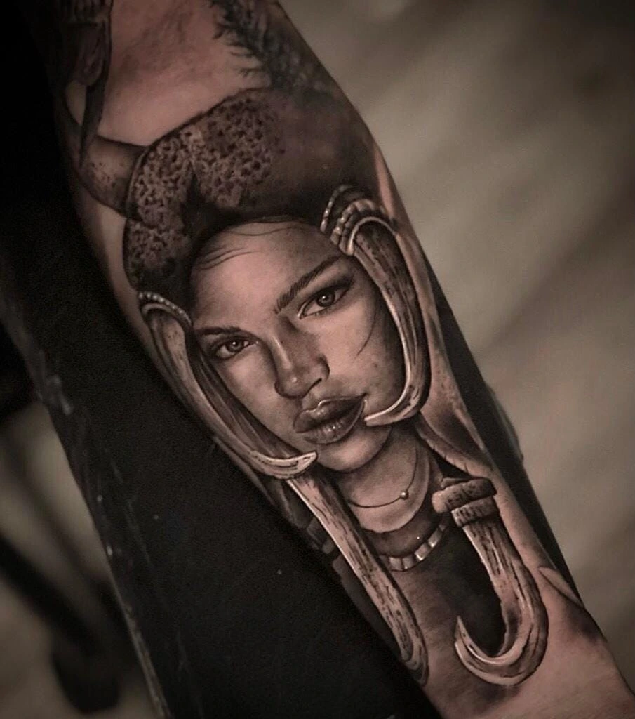 tribal/exotic woman portrait with ornamental collar and large neck rings (Time)